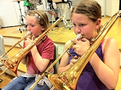MESTRING: Disse iherdige jentene her ingen problemer med sitt instrument (Maria Alsaker og Thea Skare). 