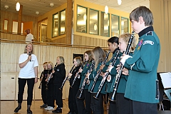 Klarinettgruppa presenterer seg på skolekonsert for småskolen