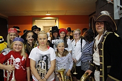 PÅ TOKT: Åkra Skolekorps gjorde som de fleste andre av korpsene som var med i showkonkurransen: kledde seg ut som sjørøvere.