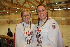 VETERANER: Grete Holmli (17) og Anne Merete Kvelstad (17) var fornøyd med drilltroppens innsats under showkonkurransen i Idda Arena.