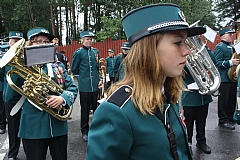 SÅNN PASSE FORNØYD: Arrangørens eget hovedkorps kom rett til Dyreparken fra NM i Larvik. Her fra oppstillingen før paraden. 