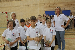 INNMARSJ: Randesund Skolemusikk, med sine aspiranter og juniorer, dannet lang, lang rekke. Dirigent Sofie Ringen til høyre. 