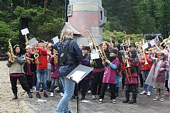 STÅLKONTROLL: Dirigent i Randesund Skolemusikk, Sofie Ringen, instruerer unge seminardeltakere rett før oppvisningen i Kjuttaviga.